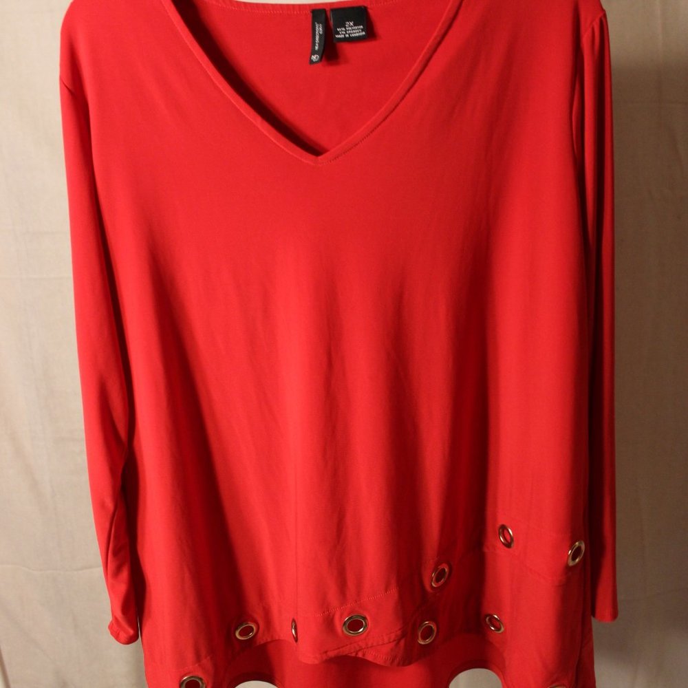 NEW DIRECTIONS Red, v neck blouse with gold circles on criss/cross bottom. Sz 2X